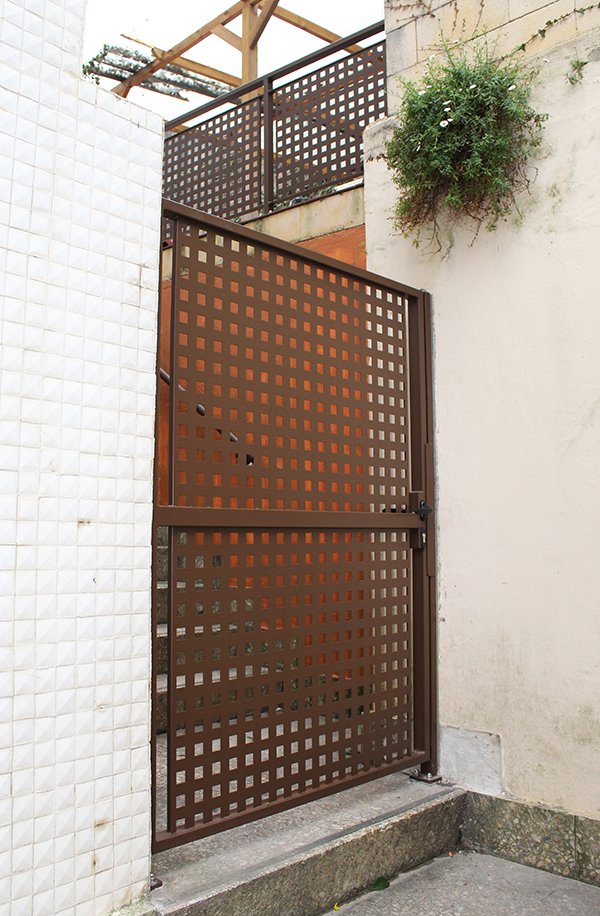 puerta_de_acceso_peatonal_en_donostia_de_chapa_perforada_en_color_marron.jpg