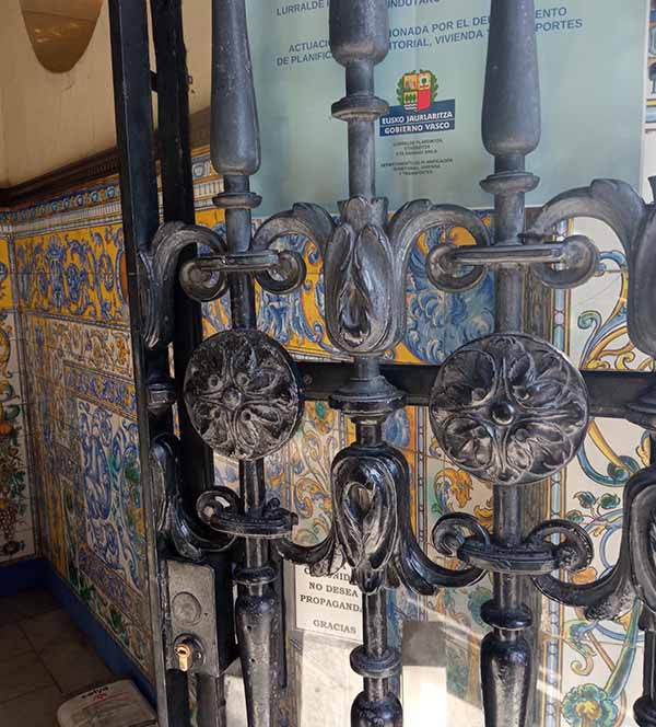 puerta_metalica_oxidada_en_san_sebatsian_donostia_easo_31.jpg