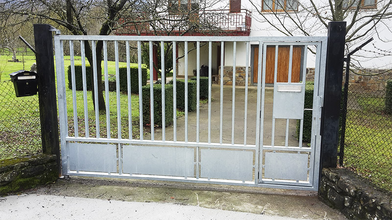 Puerta de acero galvanizado para acceso terreno particular.