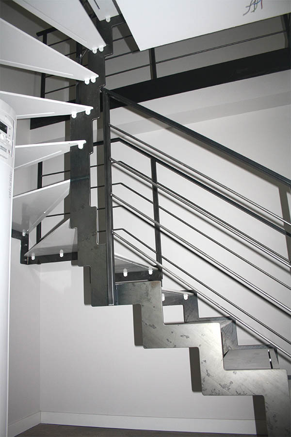 presupuesto de una escalera de hierro con peldaños lacados en blanco
