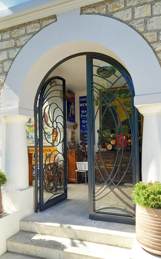 puerta_de_acero_y_vidrio_en_bayona_decorativa_estilo_rustico.jpg