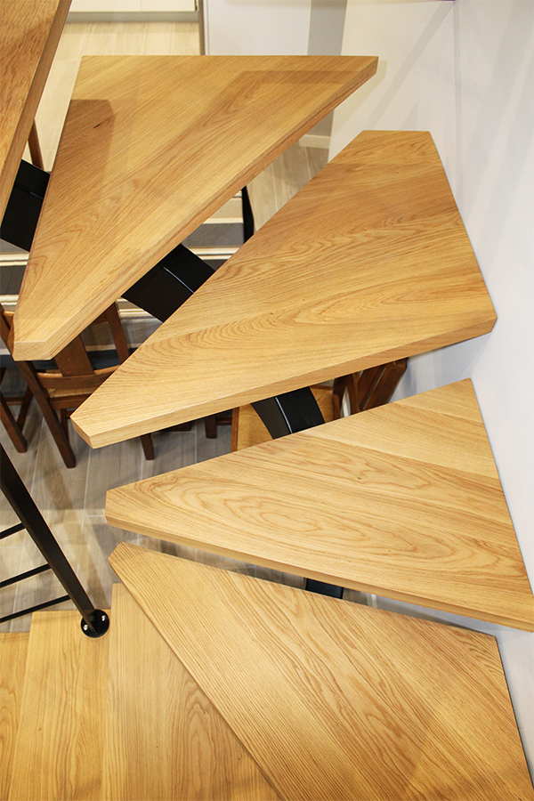 À Ibarkalde, nous fabriquons des escaliers hélicoïdaux et compensés, en nous adaptant à l’espace existant dans la maison. Nous avons des designers industriels et des architectes qui concevront le meilleur escalier pour vous