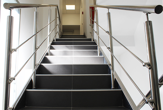 Las barandillas de acero inoxidable AISI 304 es la mejor solucion para escaleras interiores, ya que el grado de proteccion que ofrecen es suficiente para uso en interiores