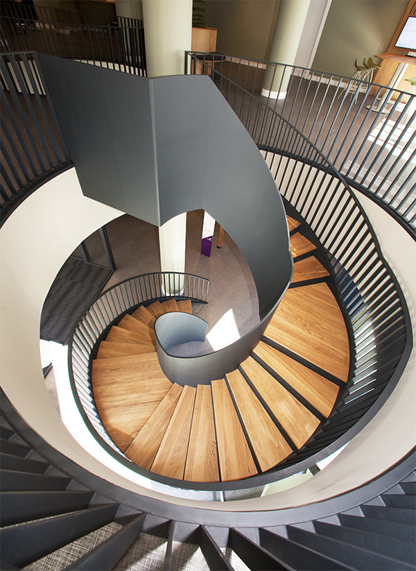 escalera modelo leon, diseñada para una oficina de caja laboral de la ciudad de leon. fotografias de escaleras helicoidales y espectaculares. Empresas de escaleras de la zona norte de españa, euskadi