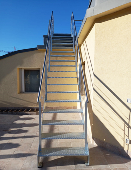 Obligatorio Explícitamente escanear Escalera exterior en acero galvanizado para acceso a azotea.
