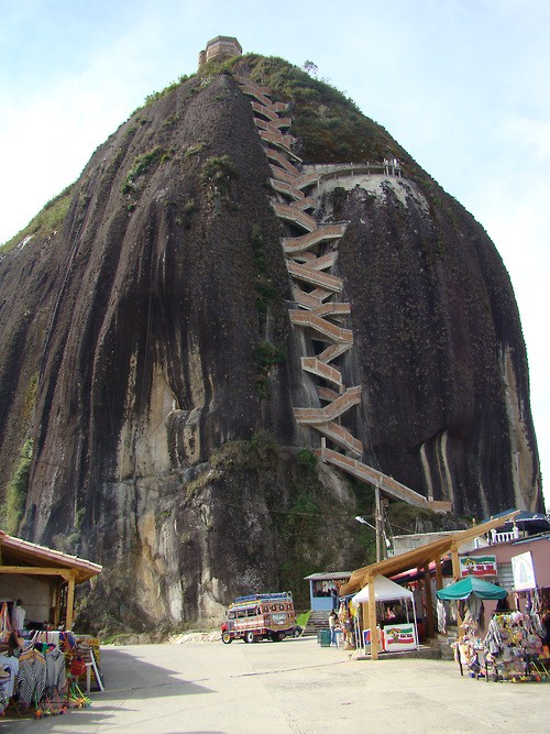 Una de las escaleras mas increibles del mundo esta incrustada en el peñon de Guatape, en colombia