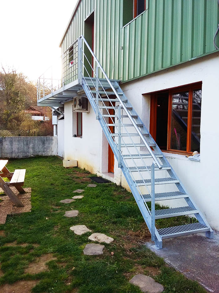 escalera metalica en Urrugne socoa aquitania france, con pasarela de acceso a la vivienda. En acero galvanizado.