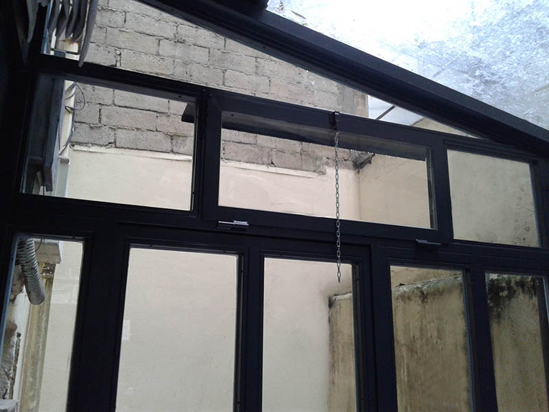 Cierres metálicos de acero galvanizado con ventanas de ventilación