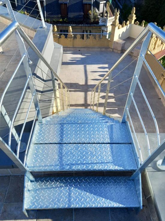 Obligatorio Explícitamente escanear Escalera exterior en acero galvanizado para acceso a azotea.