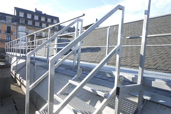 escalera metalica en acero galvanizado de acceso a tejados y azoteas en san sebastian donostia